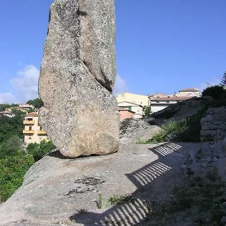 Menhir * テンピオ・パウザーニア